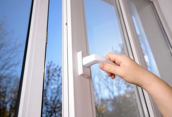 Prezračevanje kopalnice z odpiranjem oken - LUNOS